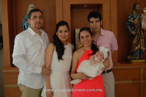 03062012 LA FESTEJADA  acompañada de sus papás Luis Muñoz y Sugey Arellano; y padrinos Cristina Flores y David Cardona.