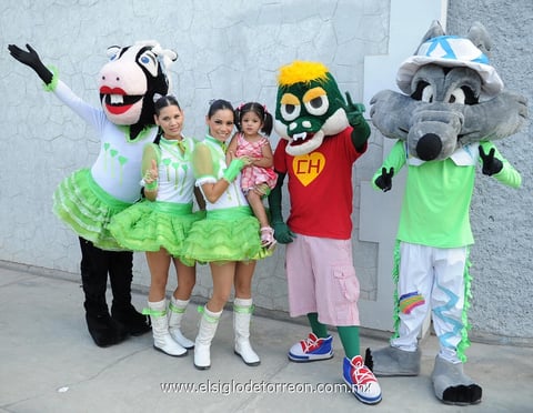 03062012 EN COMPAñíA  del espectáculo que amenizó su fiesta.