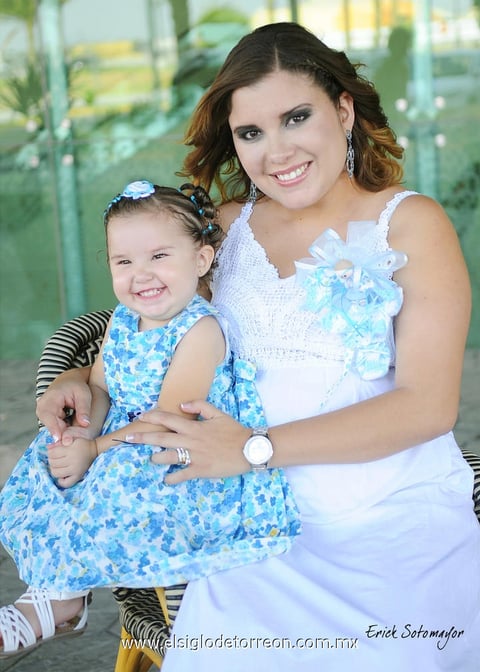 03062012 ANA ELENA  en compañía de su bebita Ana Bárbara.