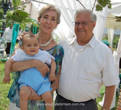 03062012 SALVADOR  Fernández Díaz de León y Nena Urby de Fernández, con su nietecito Santiago.