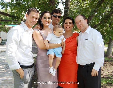 03062012 EL  FESTEJADO  con sus papás y padrinos, Gustavo Adrián Fernández Urby y Anabelle Cepeda de Fernández;  Carlos Cepeda, Liliana C. de Vázquez y Carlos Luis Vázquez.