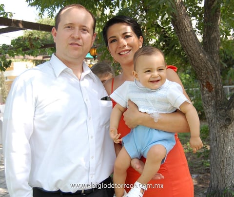 03062012 EL PEQUEñO  Santiago con sus padrinos Carlos Luis Vázquez Fierro y Liliana C. de Vázquez.