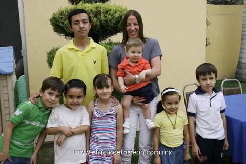 04062012 ROGELIO  Ramírez Cabarga disfrutó de divertida piñata en compañía de familiares y amiguitos.