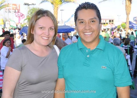 03062012 MUY CONTENTOS  fueron captados en el desfile del Santos, Mary Carmen Russek y Juan Antonio Ayala.