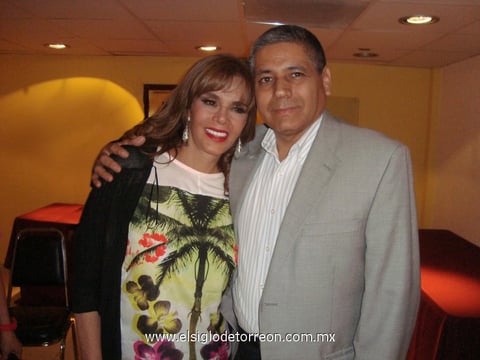 03062012 RUBéN  Cháirez y Lucía Méndez, captados en reciente festejo social.