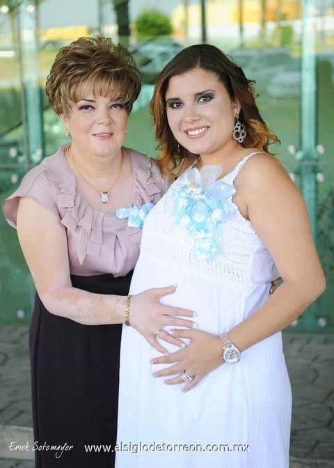 03062012 LA FESTEJADA  y la organizadora del evento, su mamá María Elena García de Garza.
