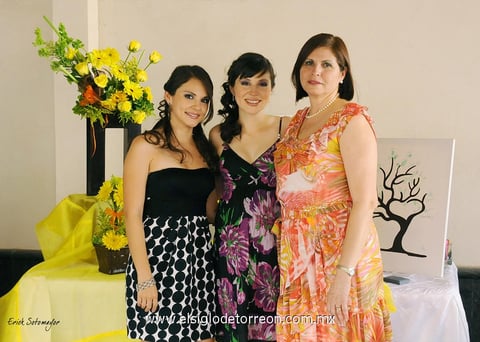 03062012 LA FESTEJADA  acompañada de su mamá Carmen Pacheco de De la Torre.