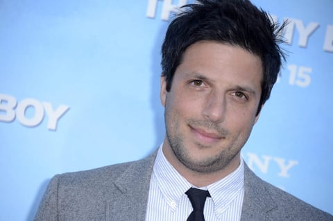 El escritor estadounidense David Caspe posa a su llegada para el estreno de la película "That's my boy".