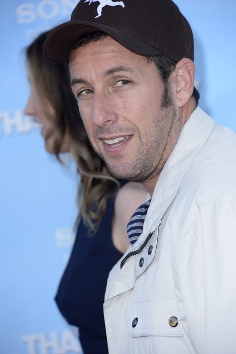 El actor estadounidense Adam Sandler, destacado por su participación en varias comedias también dijo presente durante el estreno mundial del filme.