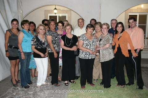 05062012 ORALIA  Armendáriz acompañada de sus familiares en su cumpleaños.