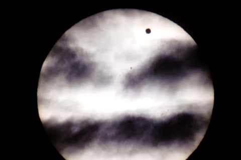 Turistas locales, nacionales y extranjeros apreciaron, desde la zona arqueológica de Chichén Itzá, el fenómeno astronómico del tránsito de Venus frente al Sol.