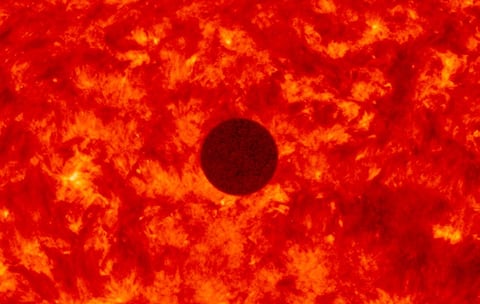 El tránsito de casi siete horas en las zonas mejor situadas se pudo ver en su totalidad desde el Pacífico occidental, Asia oriental y el este de Australia. Desde otras partes del mundo se pudo ver el tránsito por menos tiempo porque la silueta de Venus lució más alejada del centro del Sol.