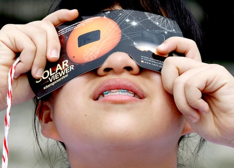 Al igual que en un eclipse solar, no hay que mirar directamente al Sol o de lo contrario se pueden causar daños permanentes en los ojos.