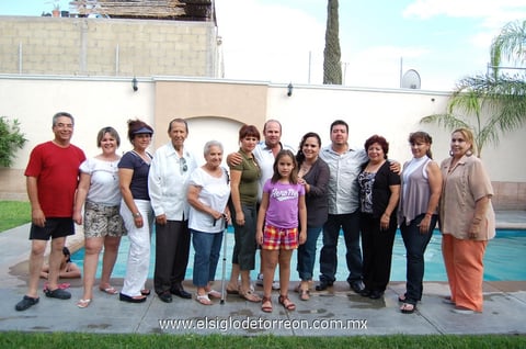 06062012 RENATA  Vanessa Tinoco Torres en compañía de sus tíos.