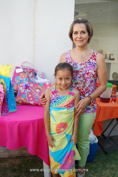06062012 MARILé  acompañada de su madrina en reciente festejo.