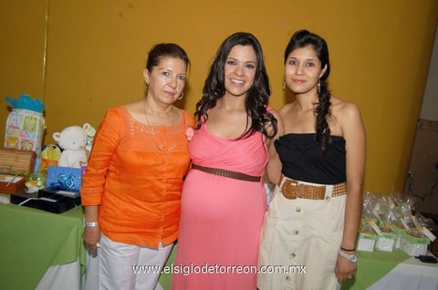 06062012 VERO  Murra de Casta junto a las organizadoras de su fiesta de regalos para bebé: Irma y Graciela Murra e Irma Núñez de Murra.