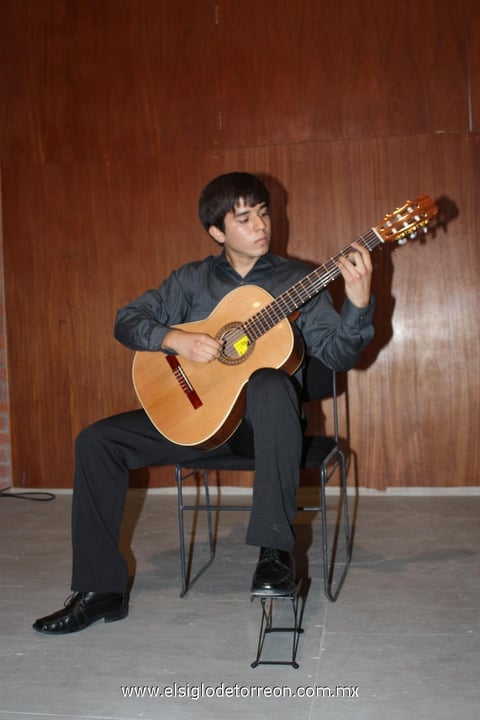 07062012 NIñOS  y jóvenes interpretaron un excelente recital.