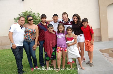 08062012 RENATA  Vanessa acompañada de sus primos en su festejo.