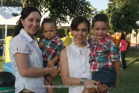 08062012 TERE,  Blanca, y los pequeños Mauricio y Alex.