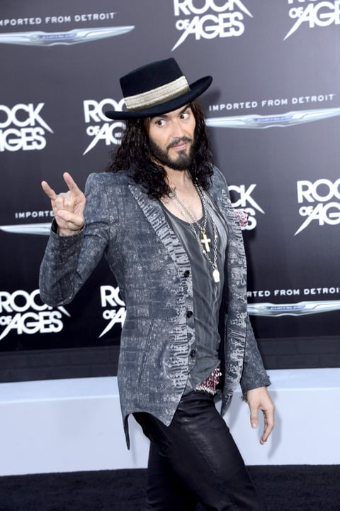 El ex esposo de Katy Perry, Russell Brand posó a su llegada al estreno de la película "Rock of Ages" en el teatro Grauman's Chinese de Hollywood.