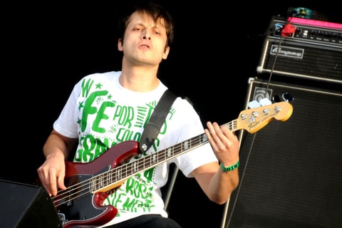 Un buen detalle fue que tanto el bajista, el baterista y el vocalista portaron camisas del Santos Laguna.