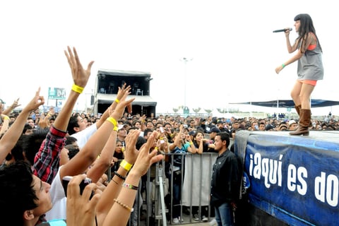 En punto de las 18:55 horas inició el maratón de rock. Fue Quiero Club quien primero se posesionó del escenario.