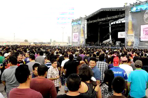 Los gruposMolotov y Fobia pusieron a brincar a miles de laguneros en el TSM. Los acordes de las guitarras eléctricas sirvieron para que los asistentes olvidaran por unas horas la inseguridad.