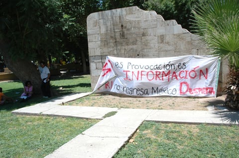 Cerca de las 13:30 horas y ya en la Alameda se guardó un minuto de silencio ante los "70 años de opresión en México".