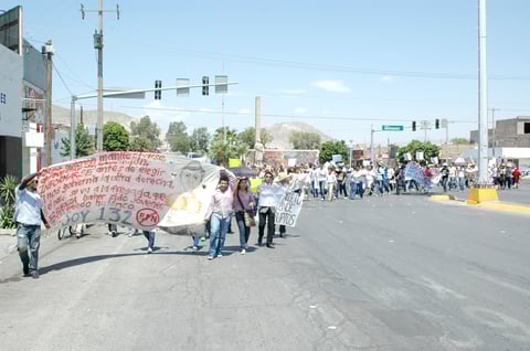 Conforme avanzaba el contingente se fueron uniendo y retirando algunos participantes.