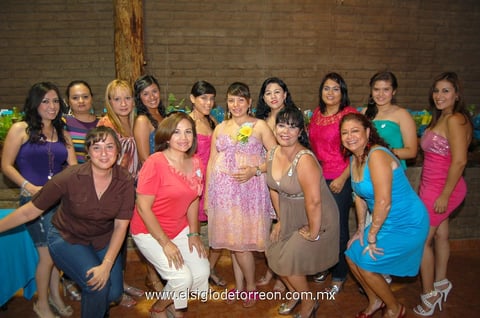 11062012 ZAIDA  Ramírez Zubiría el día de su festejo de canastilla en compañía de amigas.