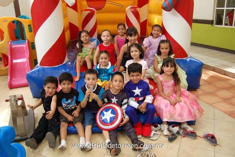 11062012 DIEGO ALEJANDRO  Limones Carrillo en su fiesta de seis años junto a amiguitos del colegio.