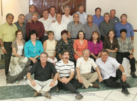 10062012 Tradicional reunión de la XVI Generación de Contadores Públicos: Miguel Aguilar Romo, David Hernández Villalobos, Arturo Flores Hernández, José Antonio López Vázquez, Gerardo Quintero Guzmán, José Luis Triana Espinoza, Roberto Hernández Espinoza, Jesús Lomelí Monreal, Jaime Humberto Cuéllar Muruato, Francisco Antonio Uribe Guerrero, Óscar Luján Reyes, Rogelio Barrios Cázares, Anastacio Fernández Contreras, Moisés Aguilar Romo, José Meléndez Amézquita, Ana María Guadalupe Tueme Canales, María Esther Rojas Díaz de León, María Isela Ramírez Luévanos, Yolanda Varela García, Socorro Olazábal Ceniceros, María Ofelia Pérez Mendoza, Patricia Elizabeth Grimaldo, Raúl Carreón Silva, Héctor Alarcón Villarreal, Daniel Andrés Ortiz Martínez, Román Cepeda Barrionuevo y Gustavo Valdez Aguirre.- Guillermo Fernández Fotografía