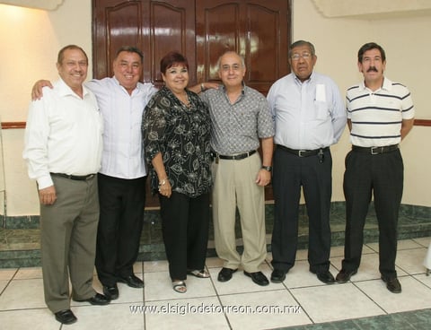 10062012 DIRECTIVOS  de la XVI Generación de Contadores:  Óscar Luján Reyes, Gustavo Valdez Aguirre, Yolanda Varela García,  Rogelio Barrios Cázares,  José Antonio López Vázquez y Daniel Andrés Ortiz Martínez.