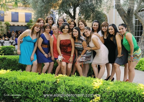 10062012 SRITA.  Pamela Michelle Altamirano, acompañada de familiares y amigas en su despedida de soltera.