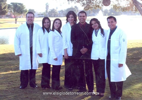 10062012 GRADUACIóN  de residencia de especialidad de Medicina Familiar 2009-2012; Dr. Omar Morua, Dra. Miriam Ramírez, Dra. Karla Rivas, Dra. Ana Cristina García López, Dr. Fernando Torres, Dra. Shirley Romo y Dr. José Humberto Aspland.