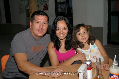 11062012 VíCTOR,  Brenda y Mariana.