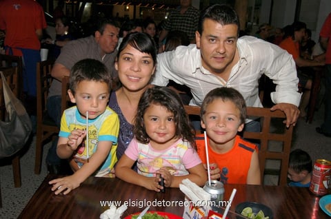 11062012 RAMIRO , Mónica, Ramiro, Marijose y Juanpi.
