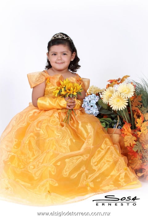 10062012 Katia Ríos Saucedo celebró sus tres años de vida con una misa de acción de gracias en la Iglesia del Carmen, el dos de junio de 2012. Presentes estuvieron sus padres, Ing. Jorge L. Ríos Esquivel y C.P. Graciela Saucedo de Ríos.- Estudio Ernesto Sosa