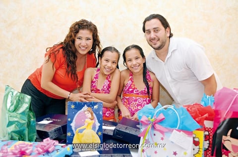 10062012 LUISA  y Sofía Gutiérrez Rodríguez en su fiesta de nueve años de edad en compañía de sus papás Ana Laura Rodríguez y Alejandro Gutiérrez.