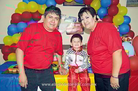 10062012 JESHUA SALVADOR  Ugarte Grijalva en compañía de sus abuelitos Salvador Grijalva y Patricia Villa Vega.