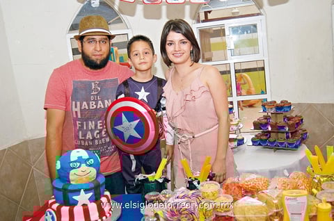 10062012 DIEGO ALEJANDRO  Limones Carrillo junto a sus papás Higinio y Elizabeth.