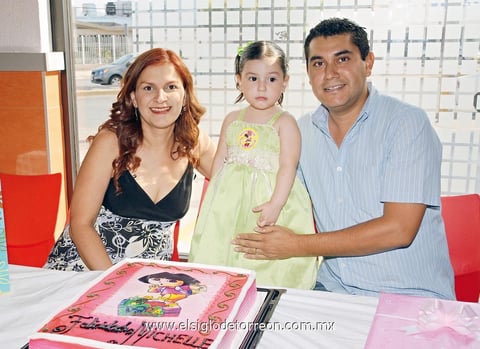 10062012 MICHELLE  Noé Rivas en compañía de sus papás María Rivas de Noé y Jonathan Noé.