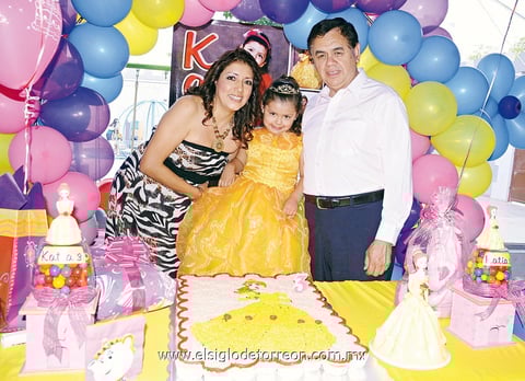 10062012 KATIA  Ríos Saucedo apagó tres velitas de su pastel durante la fiesta organizada por sus papás Graciela Saucedo de Ríos y Jorge Ríos Esquivel.