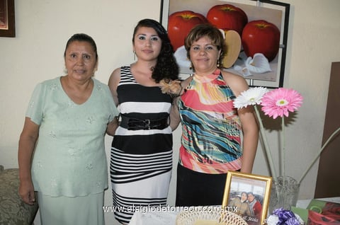 11062012 ANGéLICA NAYELY  García Molina durante su festejo prenupcial junto a María de Jesús Molina y María Elena Cisneros.