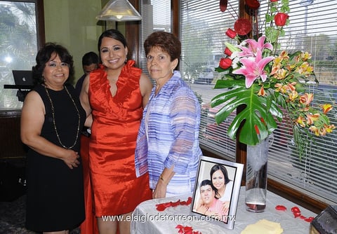 10062012 ANA PATRICIA  Ávila Valdez junto a las anfitrionas de su despedida de soltera: Irma Valdez de Ávila y Rosina Adame de Yáñez.