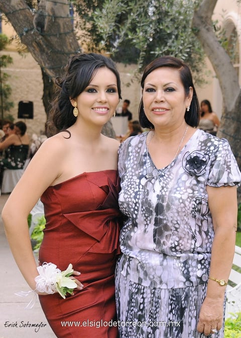 10062012 LA FESTEJADA  junto a la organizadora, su mamá Sra. Martha Campero Montoya.