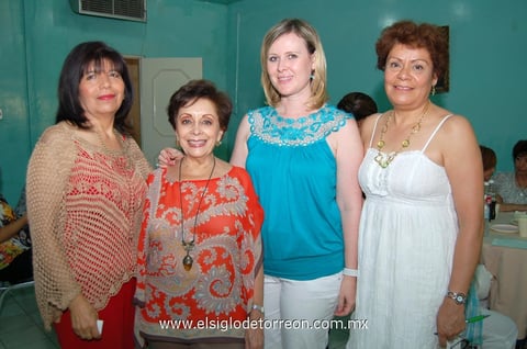 10062012 SERGIO  Contreras recibiendo de manos de Chepis de Pérez y Olga de Espinoza un premio por su colaboración a la institución.