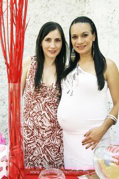 10062012 VALERIA  Correa de Durán acompañada de la anfitriona de su fiesta de canastilla, Nadia de García.