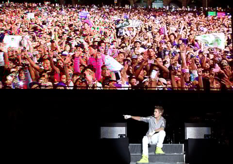 Y para cerrar con boche de oro la noche, Bieber dio paso a “Never say never”, sin embargo, ante la insistencia de su público, también cantó “Boyfriend”, primer sencillo de su nuevo álbum “Believe”, el cual saldrá al mercado el próximo 17 de junio.