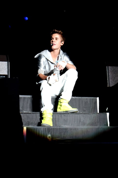 Las "Beliebers" mostraron su entrega y dedicación a su ídolo al corear completa As Long As You Love Me, que apenas se dio a conocer horas antes del concierto.